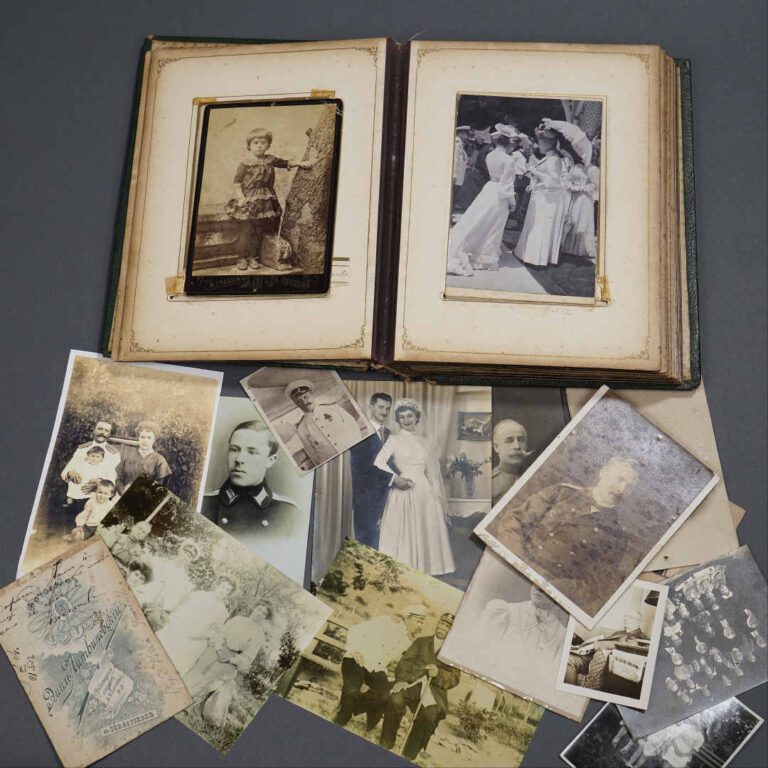 Album comprenant environ 66 portraits photographiques sur la famille Sontsoff,…