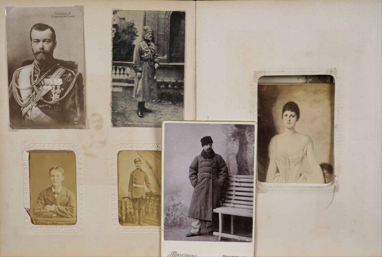 Album de famille russe comprenant environ 11 portraits photographiques formats…