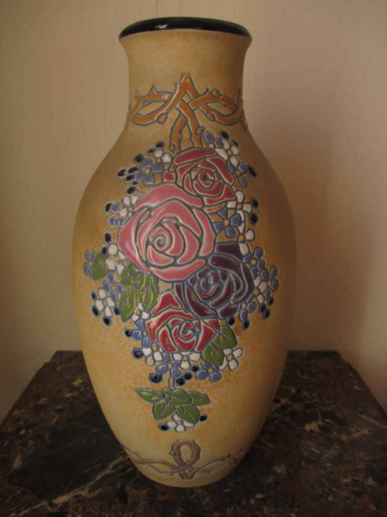 AMPHORA - Important vase en faïence de forme balustre à décor d'un bouquet flor…