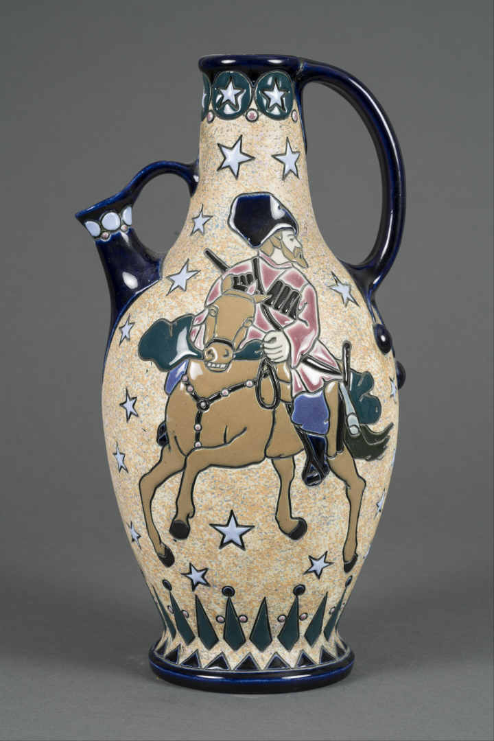 AMPHORA - Importante verseuse en faïence à décor émaillé d'un cavalier dans un…