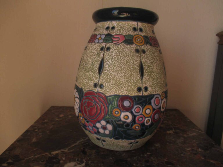 AMPHORA - Vase en faïence de forme ovoïde à décor floral émaillé dans une frise…