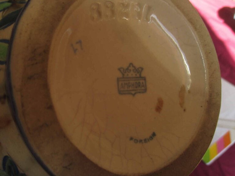AMPHORA - Verseuse en faïence à décor floral émaillé. - Cachet de la manufactur…