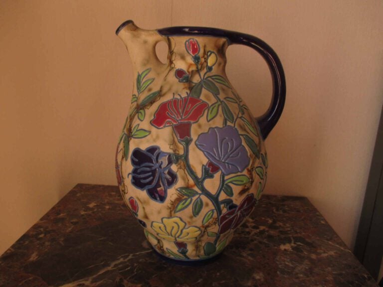 AMPHORA - Verseuse en faïence à décor floral émaillé. - Cachet de la manufactur…