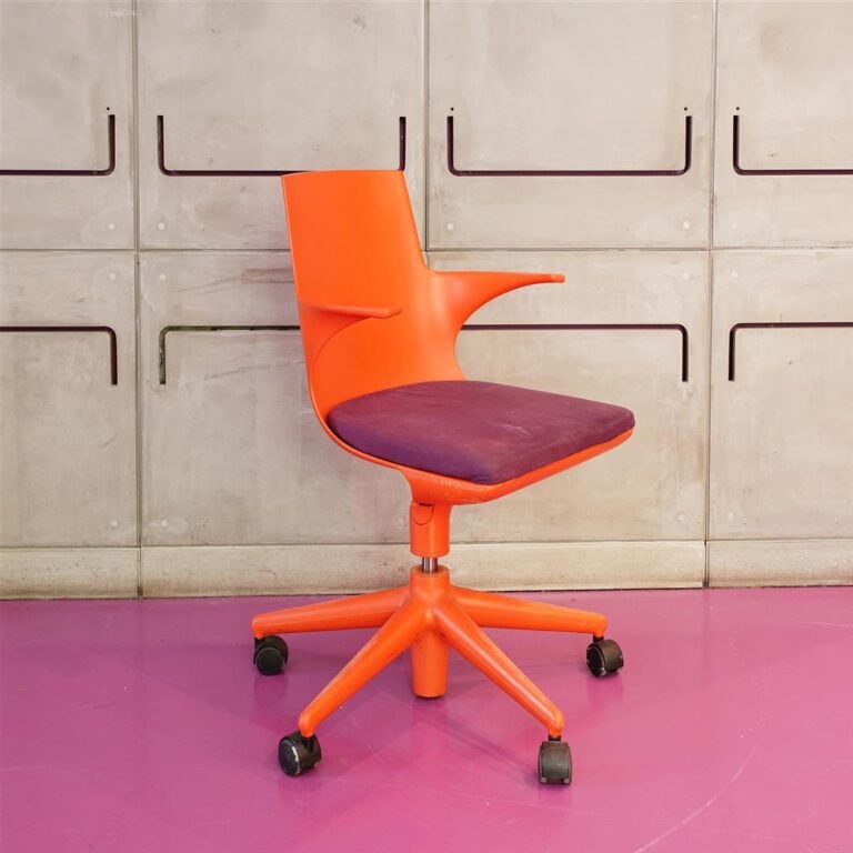 Antonio Citterio - Fauteuil à roulettes de bureau " spoon chair " orange. Editi…