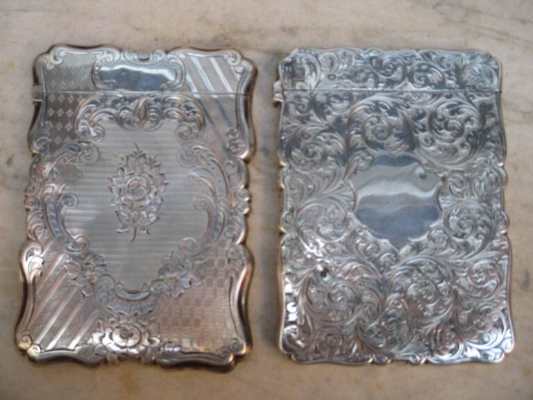 ARGENT - Deux étuis de forme rectangulaire légèrement mouvementés en argent gra…