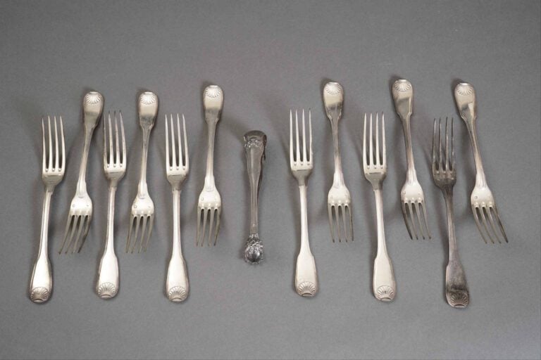 ARGENT - Ensemble comprenant douze fourchettes, modèle à filets et coquilles, e…