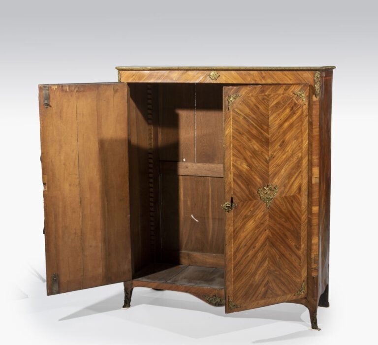 Armoire à hauteur d'appui en bois de placage marqueté en feuilles dans des file…