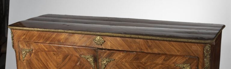 Armoire à hauteur d'appui en bois de placage marqueté en feuilles dans des file…