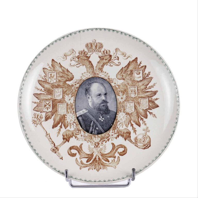 Assiette en faïence fine à décor en grisaille du portrait du Tsar Alexandre III…