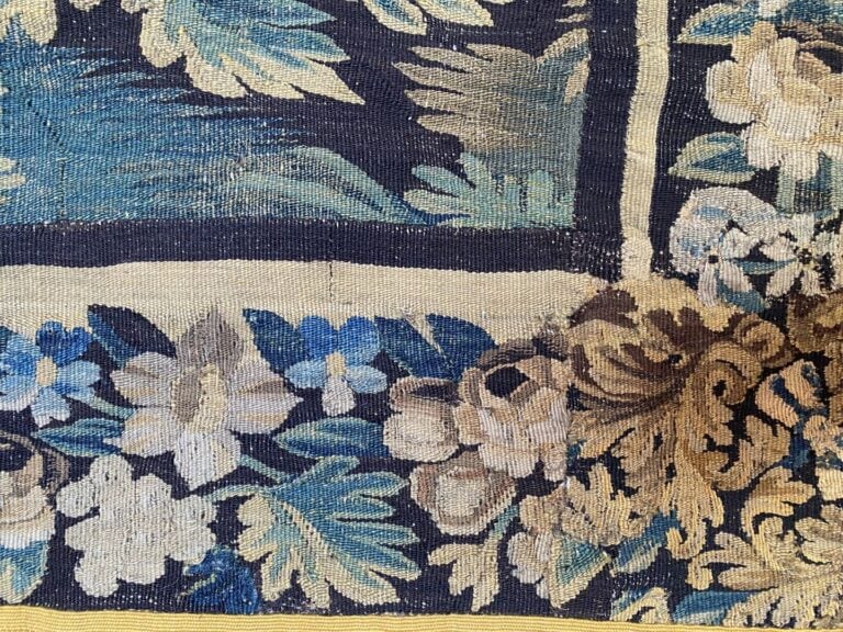 AUBUSSON - Tapisserie en laine à décor d'un couple d'échassiers au bord d'une r…