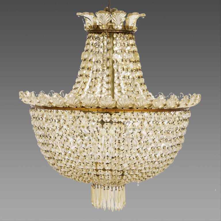 BACCARAT (Attribué à) - Petit lustre de forme corbeille en cristal taillé et mé…