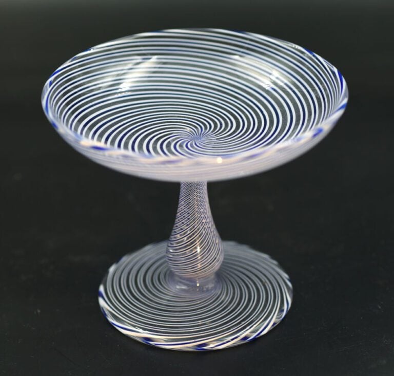 Baccarat. Couple baguier sur pied balustre à décor filigrané et spiralé de ruba…