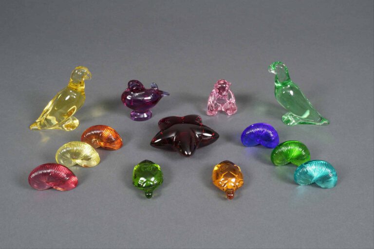 BACCARAT FRANCE - Ensemble de treize sujets en cristal pressé moulé coloré dont…