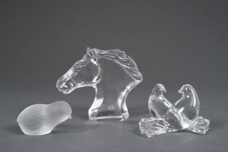 BACCARAT FRANCE - Ensemble de trois sujets en cristal pressé moulé blanc représ…