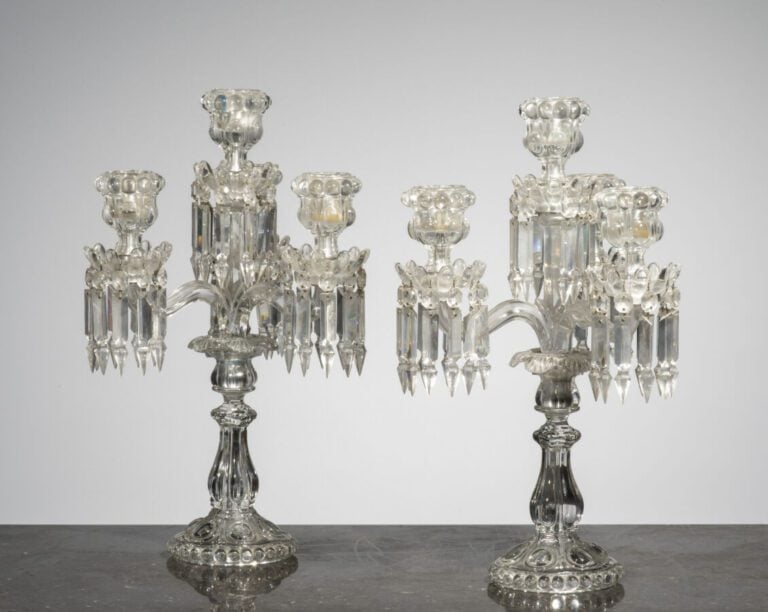 BACCARAT. Paire de candélabres en cristal à trois branches. tampon Baccarat sou…