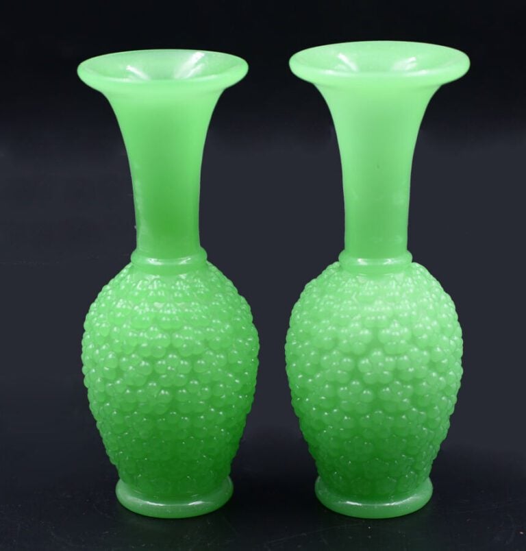 Baccarat. Paire de vases balustres en opaline verte moulée à motif de semis de…