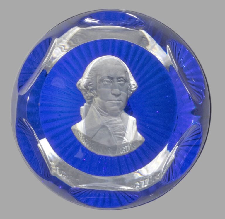 Baccarat. Presse-papiers à fond bleu translucide orné d'un cristallo-cérame rep…