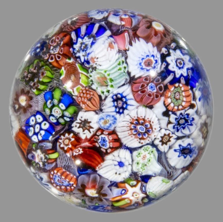 Baccarat. Presse-papiers à motif de millefiori de cannes polychromes dont trois…