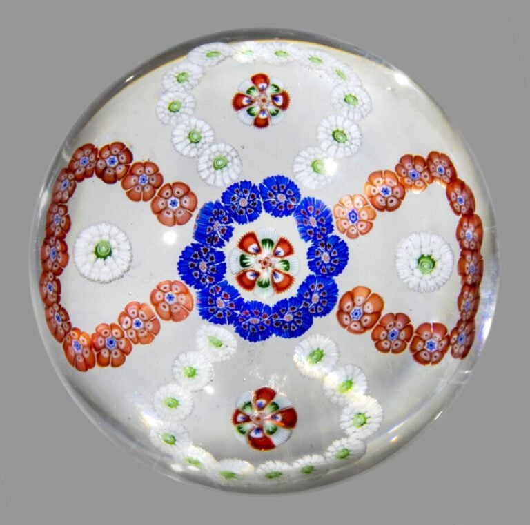 Baccarat. Presse-papiers à motif de rosace formée de deux guirlandes roses et b…