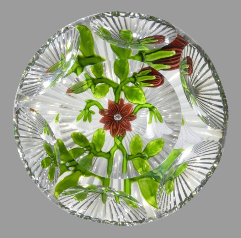 Baccarat. Presse-papiers magnum à motif de bouquet composé d'une double clémati…