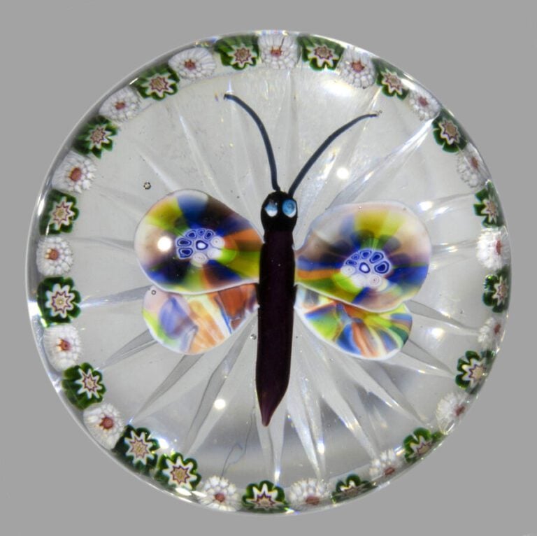 Baccarat. Presse-papiers orné d'un papillon à corps violet et ailes polychromes…