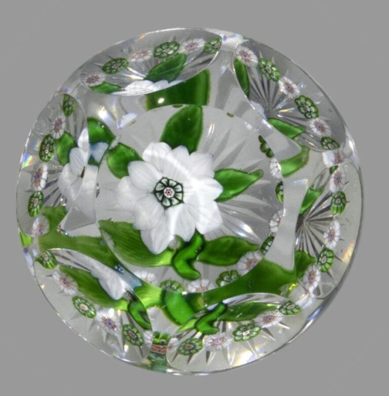 Baccarat. Presse-papiers orné d'une double clématite blanche à deux rangs de ci…