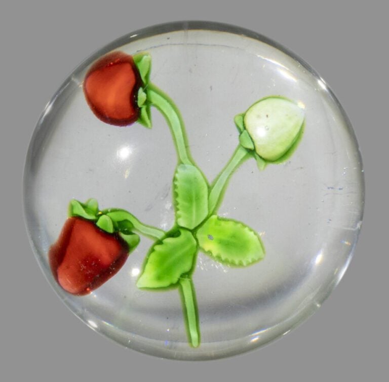 Baccarat. Presse-papiers orné de deux fraises roses et une fraise verte sur tro…