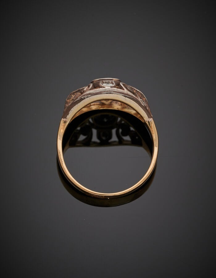 BAGUE bombée en or jaune (585‰) 14 carats et argent (min. 800‰) ajouré, à motif…