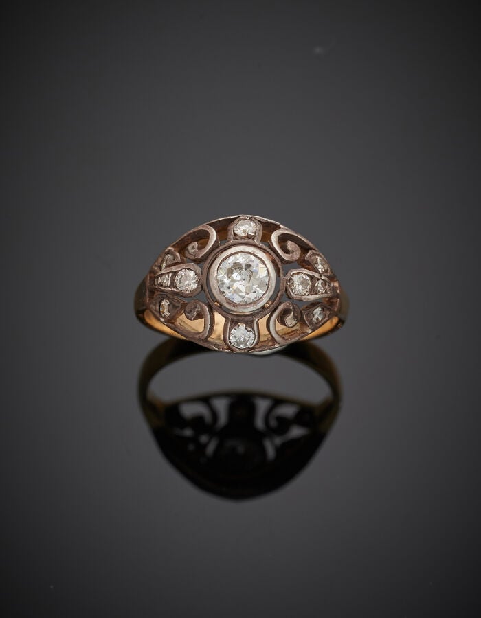 BAGUE bombée en or jaune (585‰) 14 carats et argent (min. 800‰) ajouré, à motif…