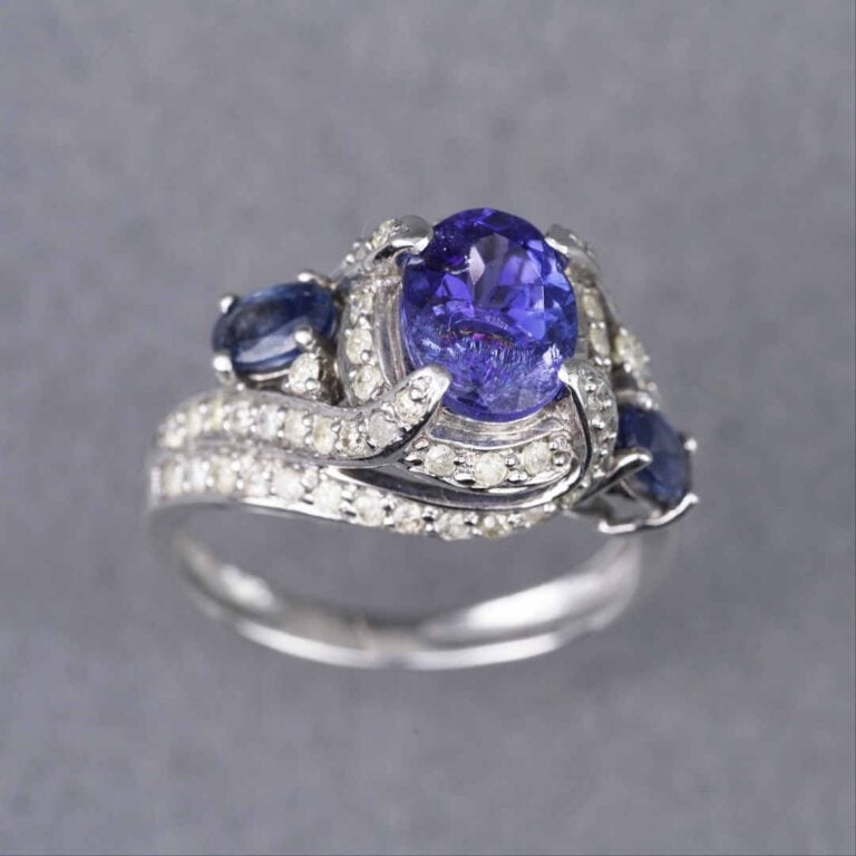 Bague en or blanc 18K (750%o) sertie d'un saphir central de taille ovale entour…