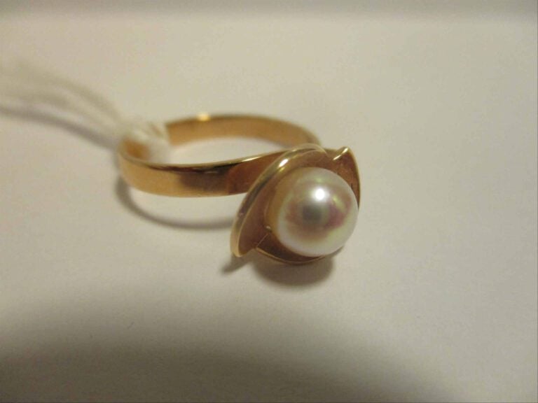 Bague en or jaune 18K (750%o) sertie d'une perle de culture de 5,8 mm de diamèt…
