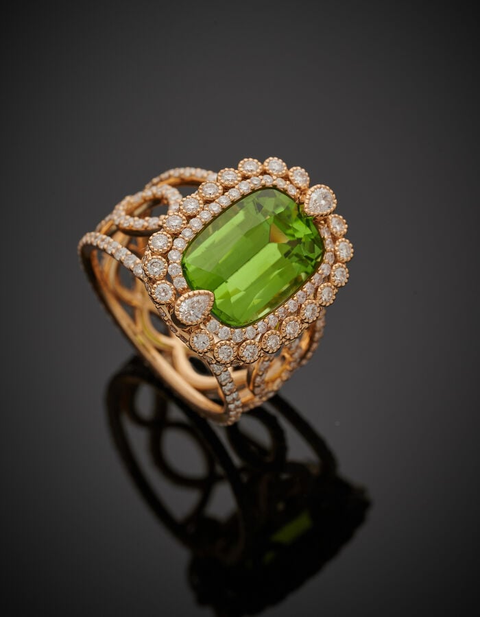 BAGUE en or jaune (750‰) serti d'un péridot de forme coussin pesant 5,4 carats…