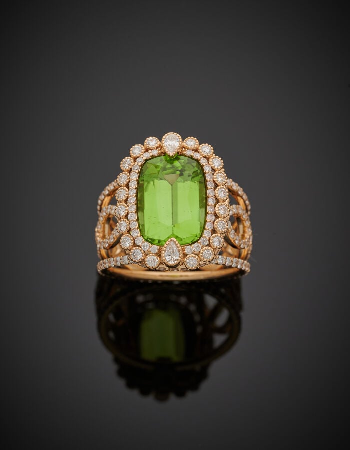 BAGUE en or jaune (750‰) serti d'un péridot de forme coussin pesant 5,4 carats…