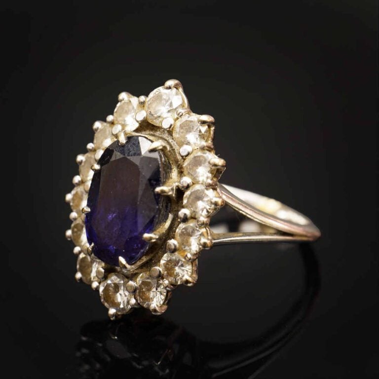 Bague « marguerite » en or blanc 18K (750°/oo) sertie d'un saphir d'env. 3.5 ca…
