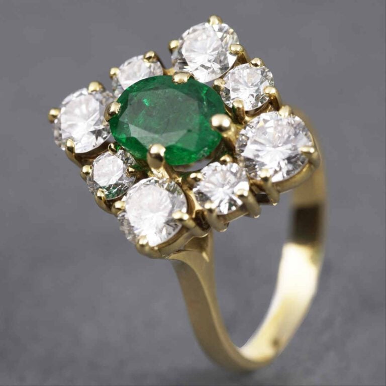 Bague "marquise" en or jaune 18K (750%o) ornée d'une émeraude centrale entourée…