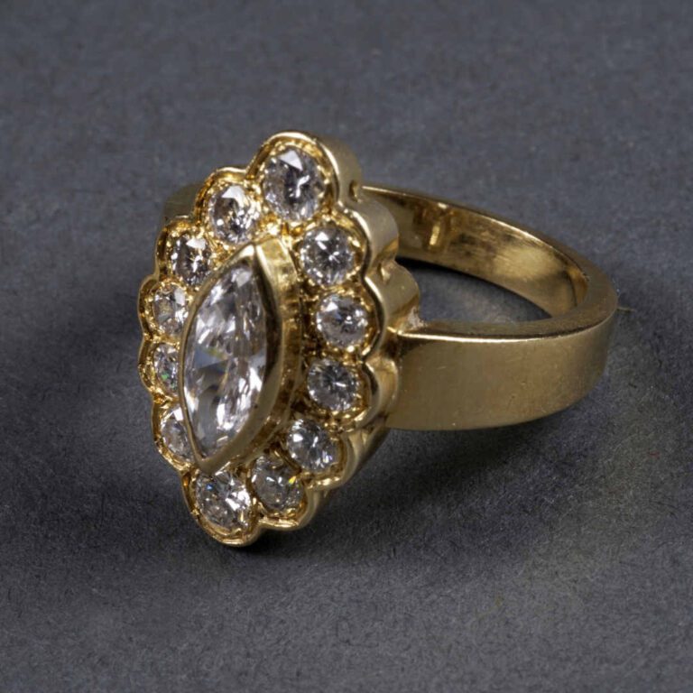 Bague "marquise" en or jaune 18K (750%o) sertie d'un diamant central de taille…