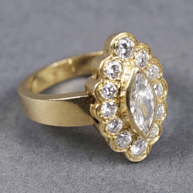 Bague "marquise" en or jaune 18K (750%o) sertie d'un diamant central de taille…