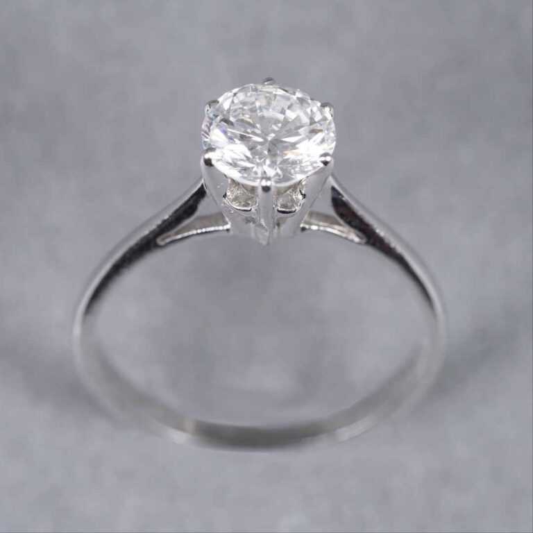 Bague solitaire en or blanc 18K (750%o) sertie d'un diamant taille brillant, en…
