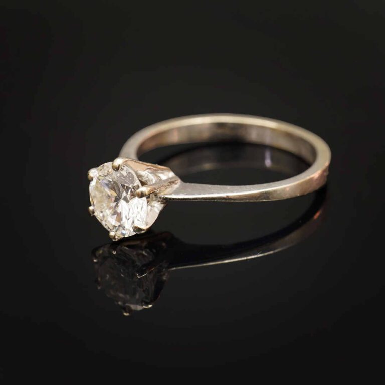 Bague solitaire en or blanc 18K (750°/oo) sertie d'un diamant de taille brillan…