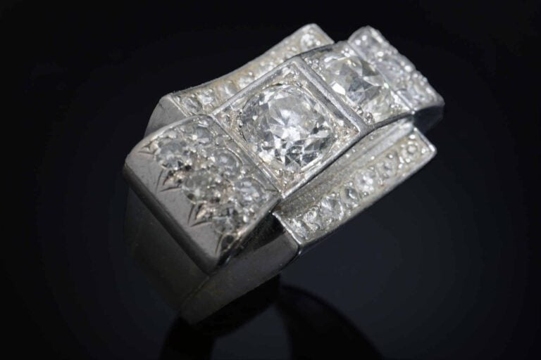 Bague « tank » en or blanc 18K (750%o) et platine (950%o) sertie de diamants ta…