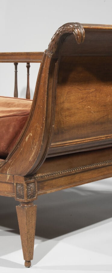 Banquette en acajou et placage d'acajou , les côtés eversés sculptés de têtes d…
