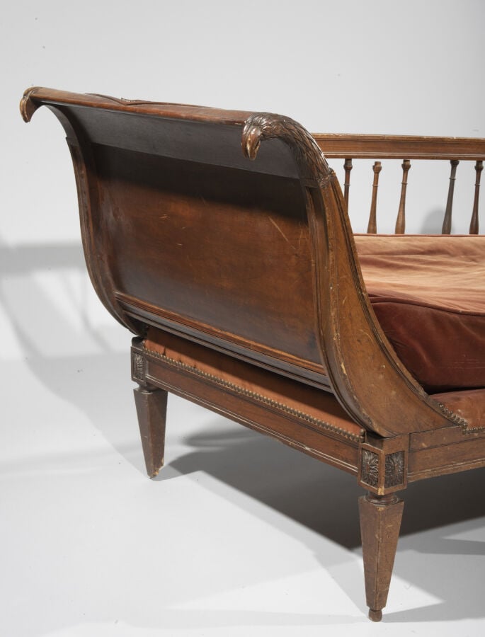 Banquette en acajou et placage d'acajou , les côtés eversés sculptés de têtes d…
