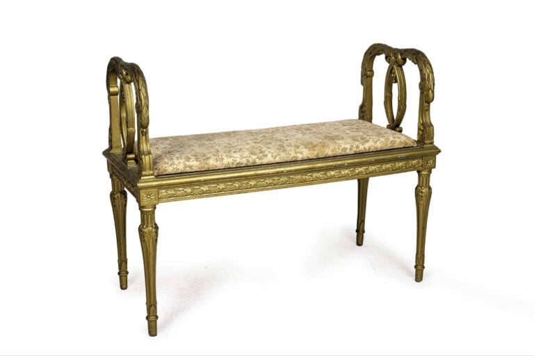 Banquette rectangulaire en bois sculpté doré et canné, les accotoirs ajourés en…
