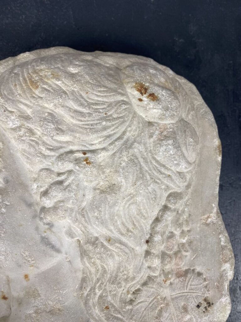 Bas-relief en marbre sculpté représentant vraisemblablement Bacchus de profil g…