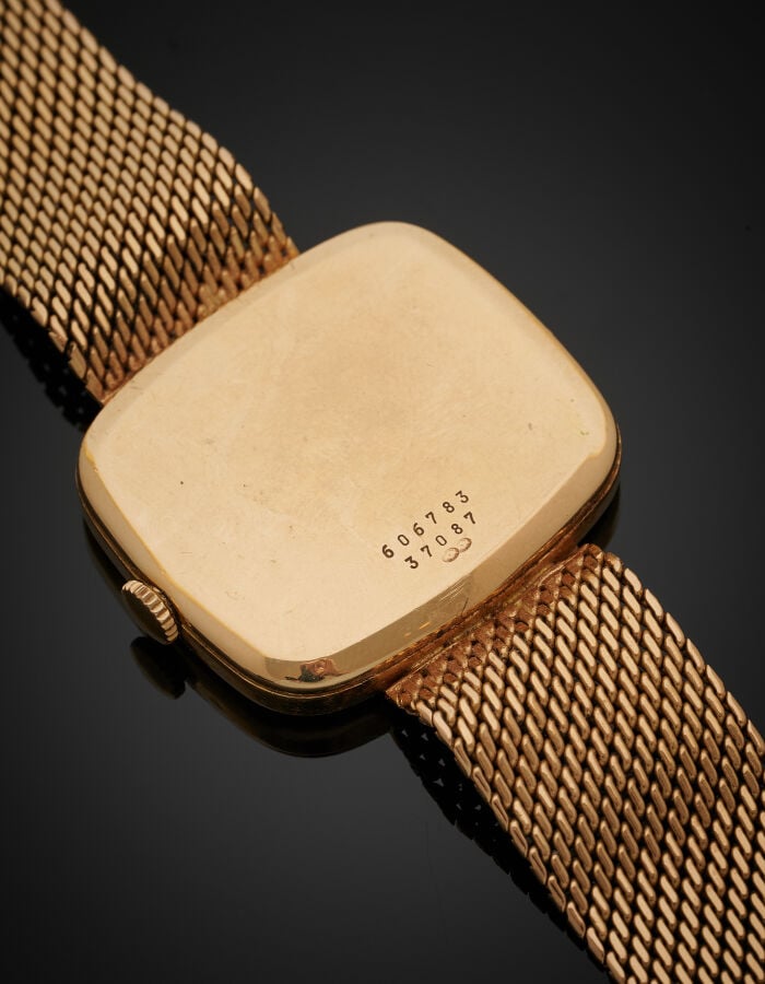 BAUME & MERCIER - BRACELET MONTRE de forme coussin en or jaune (750‰). Cadran d…