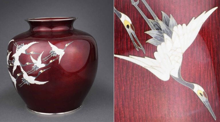 BEAU VASE OVOIDE EN CLOISONNE A DECOR DE DOUZE GRUES SAISIES EN VOL, TSURU - Ja…