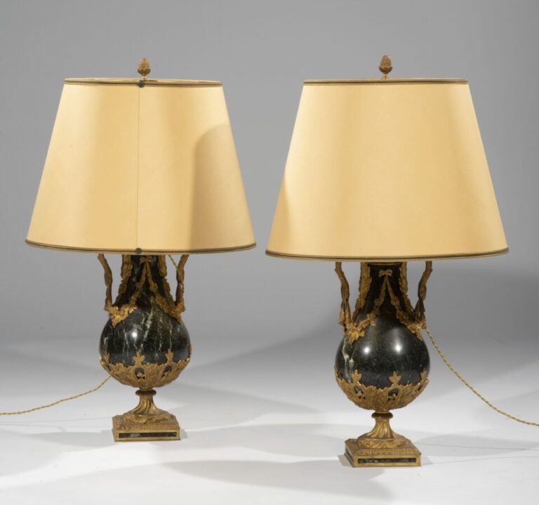 Belle paire de lampes sous la forme d'un vase sur piédouche en marbre gris à ri…