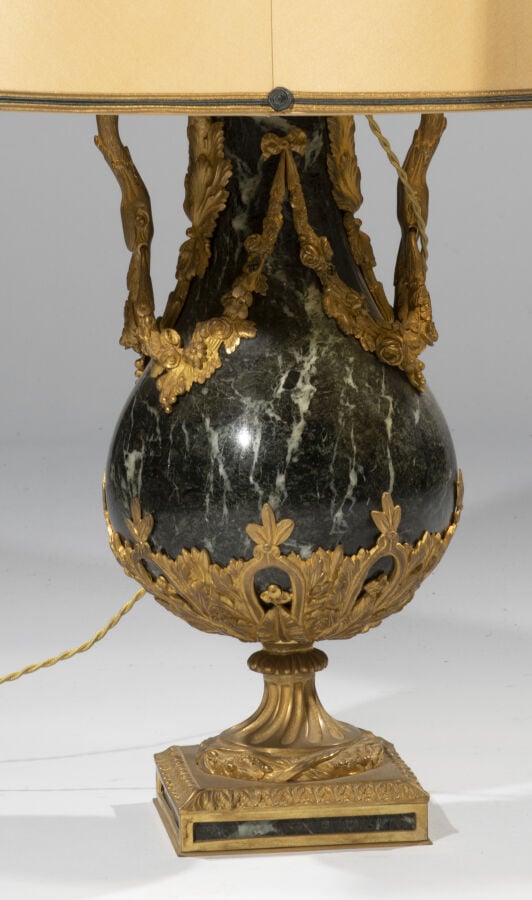 Belle paire de lampes sous la forme d'un vase sur piédouche en marbre gris à ri…