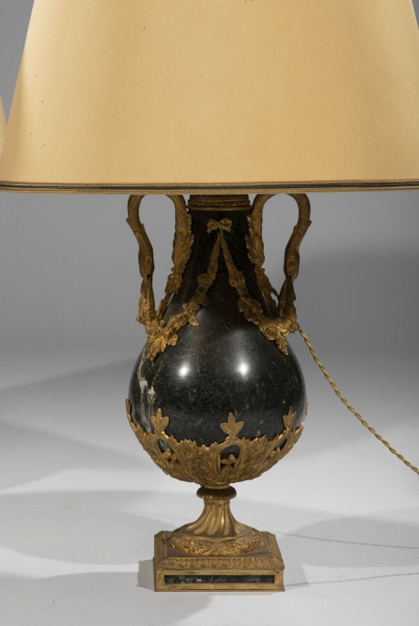 Belle paire de lampes sous la forme d'un vase sur piédouche en marbre gris à ri…