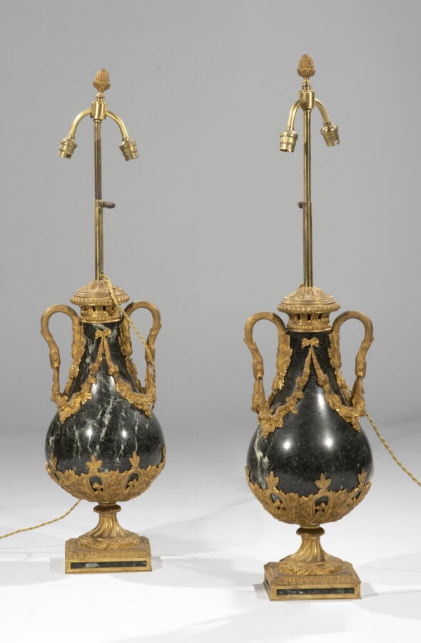 Belle paire de lampes sous la forme d'un vase sur piédouche en marbre gris à ri…